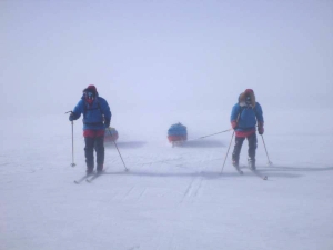 To skiløpere i snøføyke på Sørpolplatået.