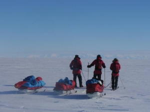 Den transantarktiske fjellkjeden reiser seg sakte opp som filmkulisser foran oss til et gedigent panorama