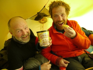 Stein P. Aasheim og Harald Dag Jølle inne i telt