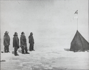 Amundsen, Hanssen, Hassel og Wisting ved telt på Sørpolen 1911