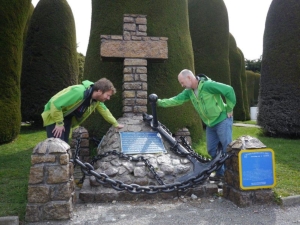 Harald Dag and Stein at the monument marking the grave of Adolf Amandus Andresen