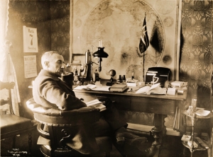 Amundsen i arbeidsrommet på Svartskog, 1910