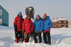 Jan-Gunnar Winther, Stein P. Aasheim, Vegard Ulvang og Harald Dag Jølle foran Amundsen-bysten i Ny-Ålesund