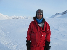 Dagens direktør på Norsk Polarinstitutt på toppen av Hoelbreen – navngitt etter grunnleggeren av forløperen til Norsk Polarinstitutt