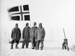 Wisting, Bjaaland, Hassel og Amundsen på Sørpolen med det norske flagget.