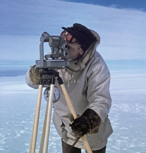 Forsker bruker teodolitt i Antarktis.