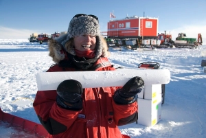 Første iskjerne som ble hentet opp under Trans-Antarctic Scientific Traverse Expeditions