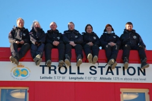 The first overwintering team at Troll in 2005. Left to right: Olav Tåsåsen, Vibeke Hedanger Nissen, Ole Johannessen, Ole Torbjørn Lien, Arne Sommers, Morten Andreas Hansen and Arne Oddvar Bergdal.