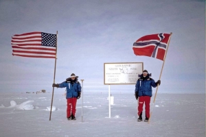Liv Arnesen sammen med Ann Bancroft på Sørpolen i 2001