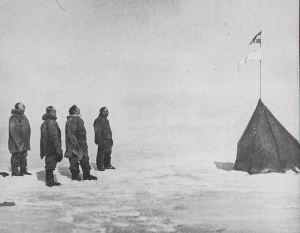 Roald Amundsen ved teltet på Sørpolen